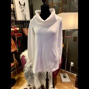 NWOT Gorgeous white turtleneck tunic sweater